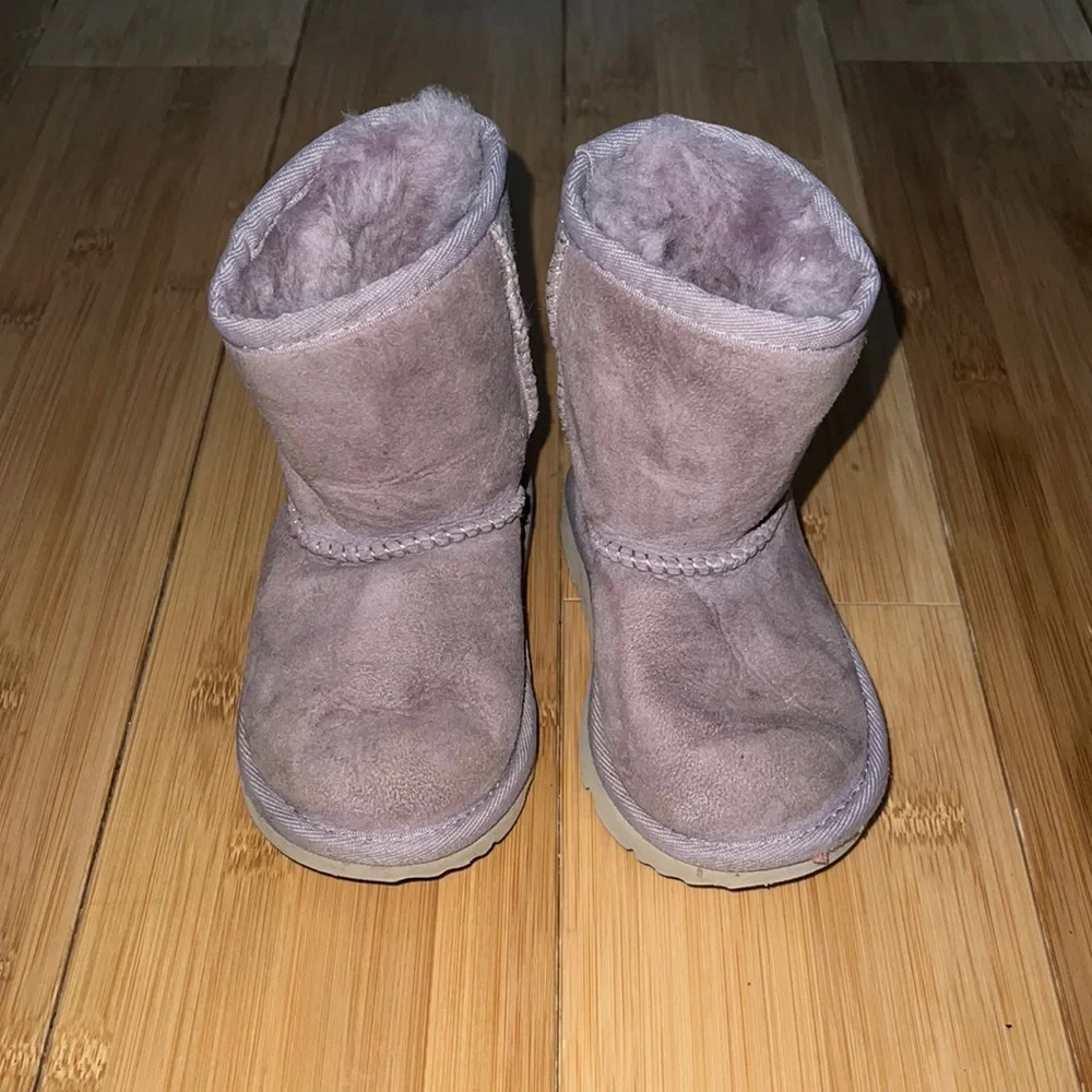 Lilac UGG boot for toddler girl
